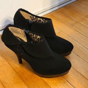 Like new Unlisted black booties size 8